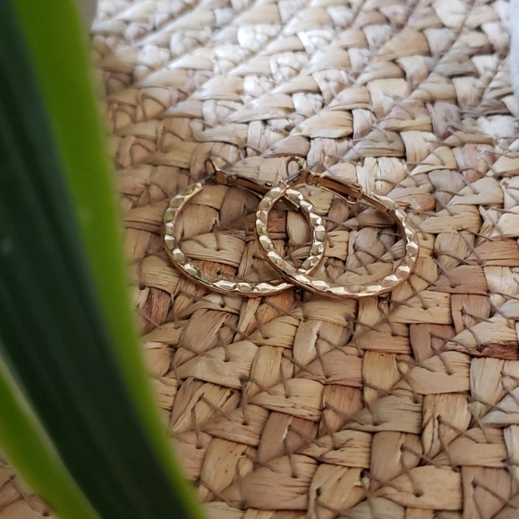 🖤 Hammered gold medium hoop earrings - Picture 2 of 3